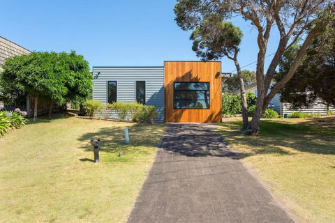 At Agnes Ave: Coastal Views - Darwin Holiday 1