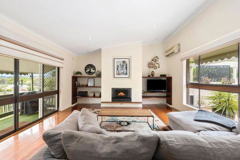 At The Hilltop - Sleeps 10 - Darwin Holiday 0