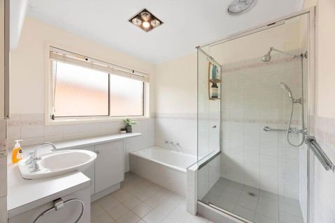 At The Hilltop - Sleeps 10 - Darwin Holiday 1