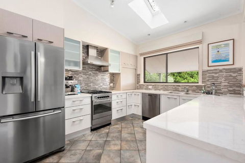 At The Hilltop - Sleeps 10 - Darwin Holiday 3