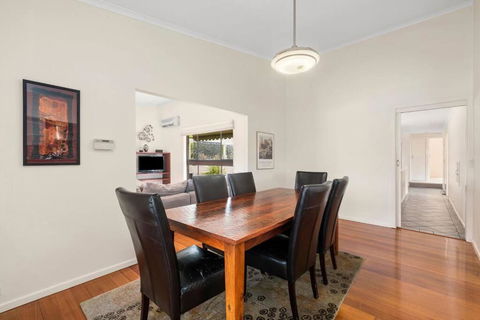 At The Hilltop - Sleeps 10 - Darwin Holiday 4