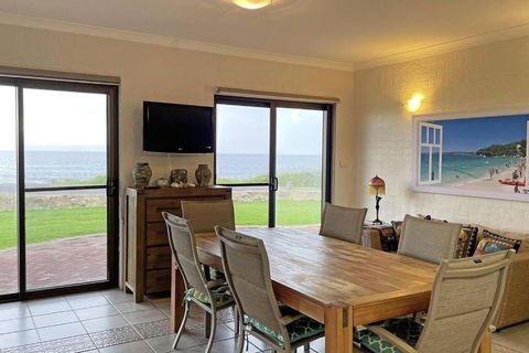 Augusta Beachfront - Watch The Whales Go By - Darwin Holiday 3