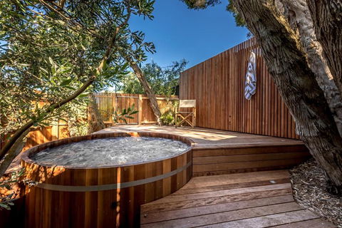 Aura Hot Tub Retreat - Unique Cedar Hot Tub Experience, 650m To Tyrone Foreshore - Darwin Holiday 0
