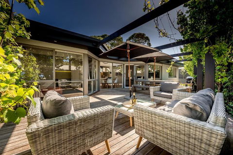 Aura Hot Tub Retreat - Unique Cedar Hot Tub Experience, 650m To Tyrone Foreshore - Darwin Holiday 2