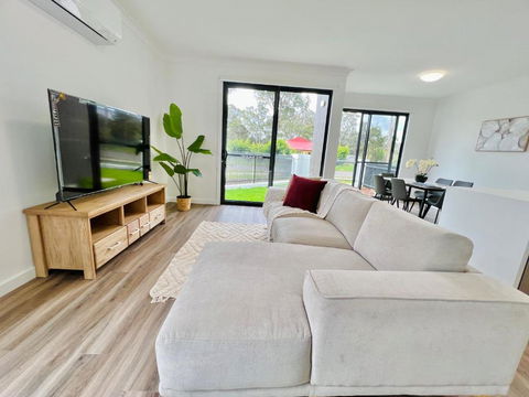 Austral Brand New Modern 4 Br Home - Darwin Holiday 1