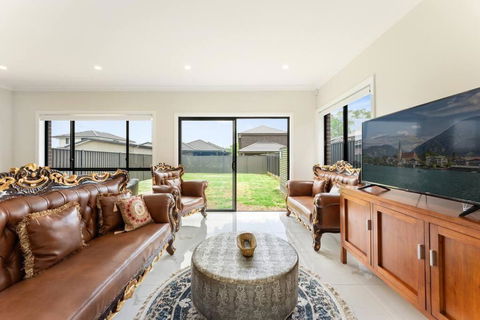 Austral Spacious Large 5 Br Home With Central AC - Darwin Holiday 0
