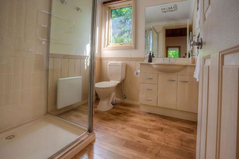 Autumn Abode Cottages - One - Darwin Holiday 4