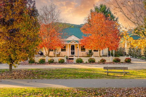 Autumn Beauty - Mountain View Cottage 3 - Darwin Holiday 0