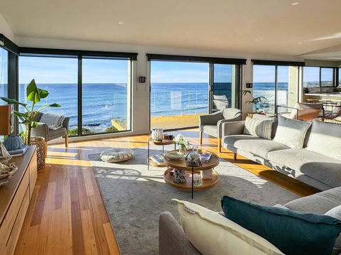 Ava - Luxe Oceanfront Beach House - Darwin Holiday 0