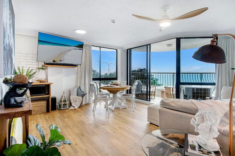 Athena By The Sea Luxurious Beachfront Retreat - CoastHM - Darwin Holiday 3