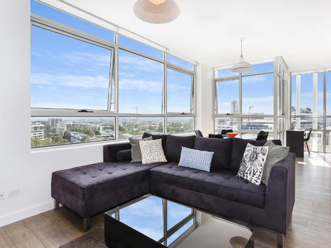 As The Sun Sets - Modern And Spacious 2BR Zetland Apartment Facing The Setting Sun - Darwin Holiday 0
