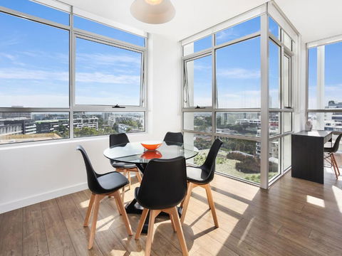 As The Sun Sets - Modern And Spacious 2BR Zetland Apartment Facing The Setting Sun - Darwin Holiday 1