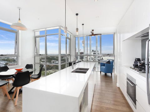 As The Sun Sets - Modern And Spacious 2BR Zetland Apartment Facing The Setting Sun - Darwin Holiday 2