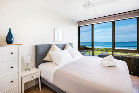 Azure Absolute Beachfront I Pet Friendly - Darwin Holiday 3