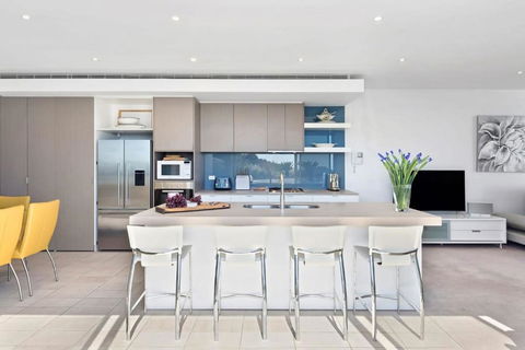 Azure Bliss Luxe With Water Views Walk To Beach - Darwin Holiday 2