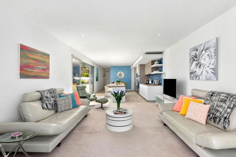 Azure Bliss Luxe With Water Views Walk To Beach - Darwin Holiday 4