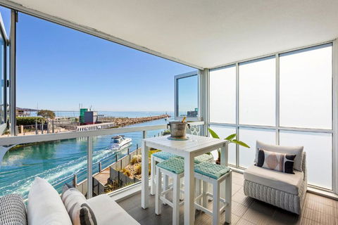 Azure Bliss Luxe With Water Views Walk To Beach - Darwin Holiday 0