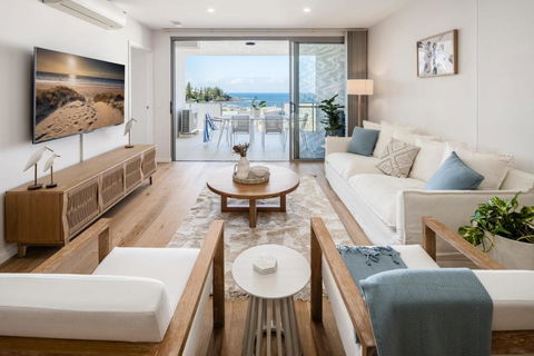 Azure Oceanside Apartment At Kings Beach - Darwin Holiday 0