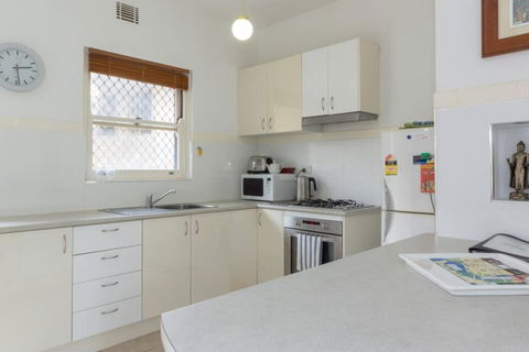 B6 Crawley Apartment 1 BRM & Sleepout Near UWA - Darwin Holiday 3