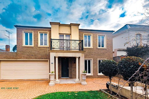 Balwyn Luxury 5BR Mansion With Cinema & BBQ - Darwin Holiday 0