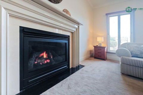 Balwyn Luxury 5BR Mansion With Cinema & BBQ - Darwin Holiday 4