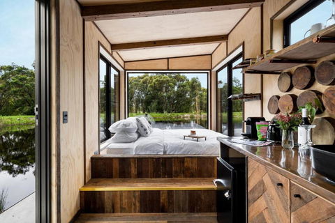 Banksia -designer Tiny Home W Stunning Dam Views - Darwin Holiday 1