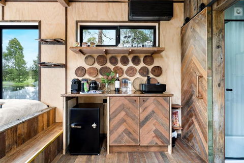 Banksia -designer Tiny Home W Stunning Dam Views - Darwin Holiday 2