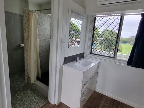Bargara Beach Hotel - Darwin Holiday 3