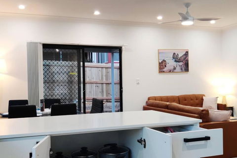 BAYWATER RETREAT- WALK TO WATER - QUIET STREET - CENTRAL TO BRISBANE CITY GOLD COAST AND SUNSHINE COASt! - Darwin Holiday 1