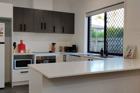 BAYWATER RETREAT- WALK TO WATER - QUIET STREET - CENTRAL TO BRISBANE CITY GOLD COAST AND SUNSHINE COASt! - Darwin Holiday 2