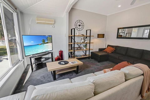 Beach And Lakes Cottage A - Darwin Holiday 0