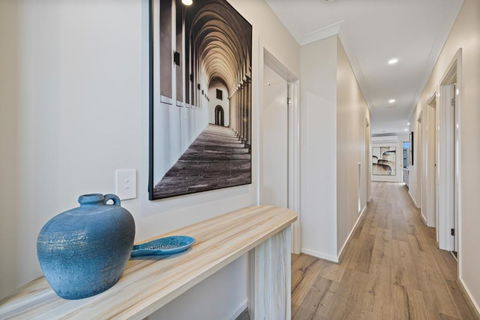 Ballarat Modern Oasis, Stylish 3 Bedroom 2 Bathroom Retreat, Newly Build, New Appliances, Beds And Furniture, Walking Distance To Shopping Mall - Darwin Holiday 1