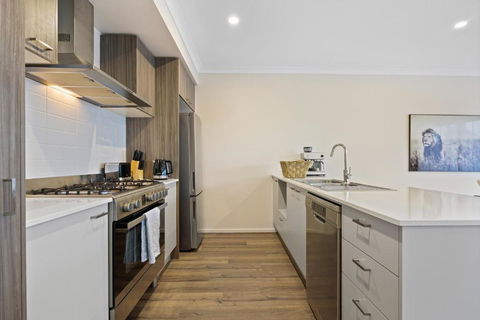 Ballarat Modern Oasis, Stylish 3 Bedroom 2 Bathroom Retreat, Newly Build, New Appliances, Beds And Furniture, Walking Distance To Shopping Mall - Darwin Holiday 2