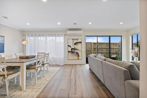 Ballarat Modern Oasis, Stylish 3 Bedroom 2 Bathroom Retreat, Newly Build, New Appliances, Beds And Furniture, Walking Distance To Shopping Mall - Darwin Holiday 0