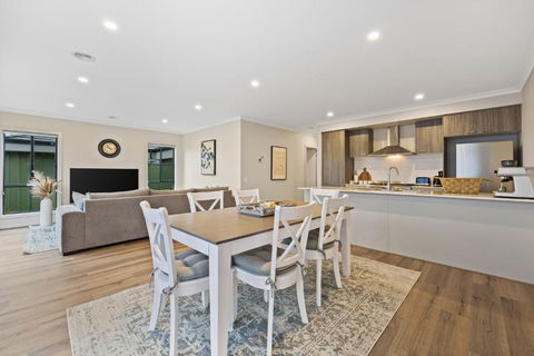 Ballarat Modern Oasis, Stylish 3 Bedroom 2 Bathroom Retreat, Newly Build, New Appliances, Beds And Furniture, Walking Distance To Shopping Mall - Darwin Holiday 3