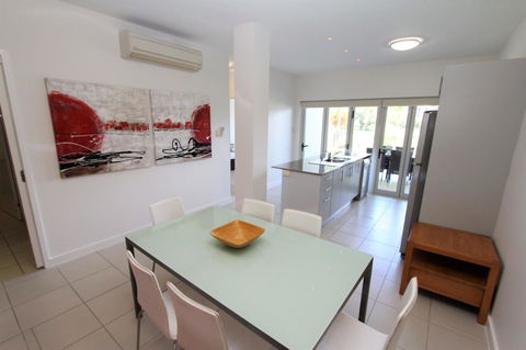 Beachside Apartment 5 - Darwin Holiday 2