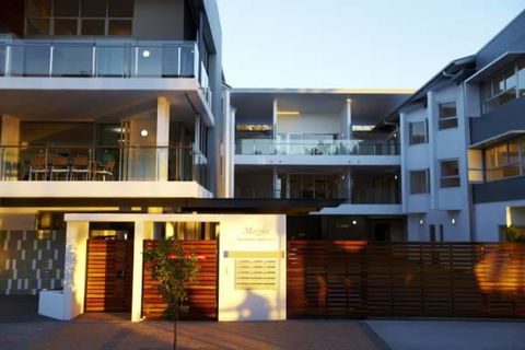 Maggies Beachfront Apartment 10 - Darwin Holiday 1