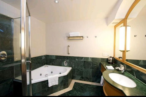 Deluxe King Room In Gold Tower - Darwin Holiday 4