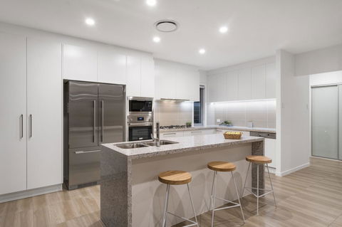 Luxury Canal Front Holiday House - Darwin Holiday 6