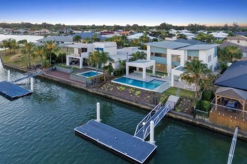 Luxury Canal Front Holiday House - Darwin Holiday 2