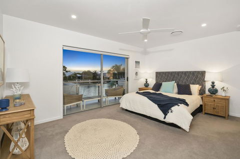Luxury Canal Front Holiday House - Darwin Holiday 4
