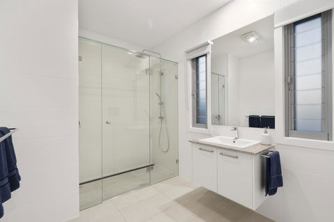 Luxury Canal Front Holiday House - Darwin Holiday 5