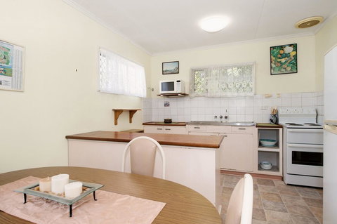 Lowset, Pet Friendly Cottage - Sunset Ave, Bongaree - Darwin Holiday 1
