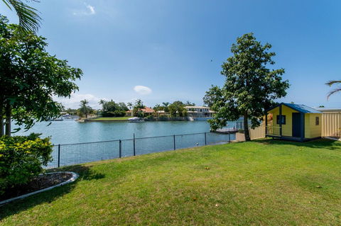 Lowset Home On The Canal - Dolphin Dr, Bongaree - Darwin Holiday 10