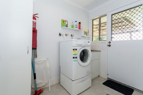 Lowset Home On The Canal - Dolphin Dr, Bongaree - Darwin Holiday 7