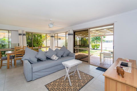 Lowset Home On The Canal - Dolphin Dr, Bongaree - Darwin Holiday 2