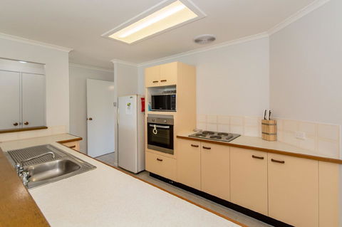 Lowset Home On The Canal - Dolphin Dr, Bongaree - Darwin Holiday 5