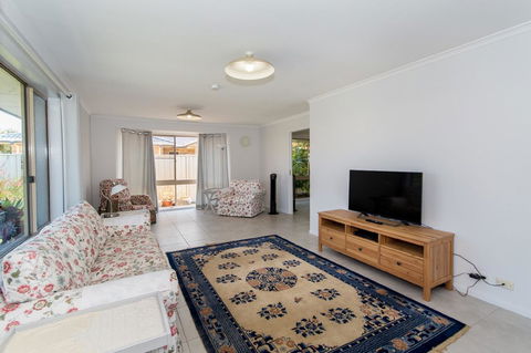 Lowset Home On The Canal - Dolphin Dr, Bongaree - Darwin Holiday 12