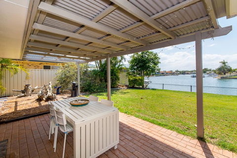 Lowset Home On The Canal - Dolphin Dr, Bongaree - Darwin Holiday 0