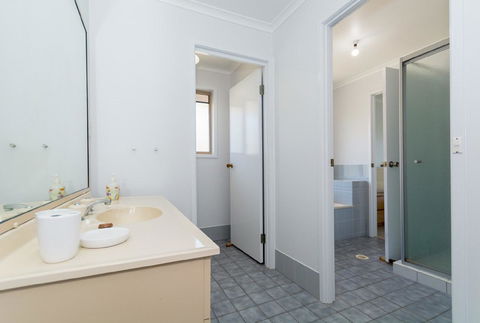 Lowset Home On The Canal - Dolphin Dr, Bongaree - Darwin Holiday 1